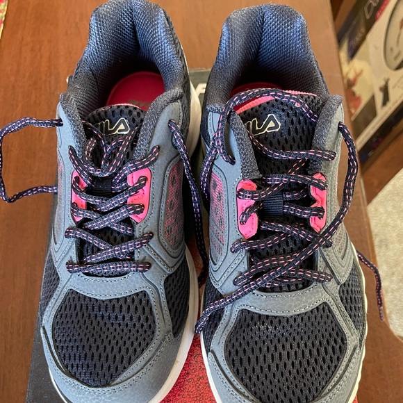 Fila memory foam running shoes. Size 7.5 - Picture 3 of 4